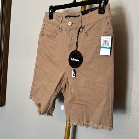 Dollhouse tan classic Bermuda shorts NWT 9/10 - Picture 3 of 10